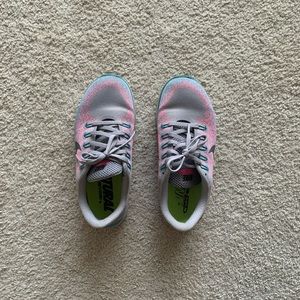 75% new nike shoes - soft and comfy size 6.5